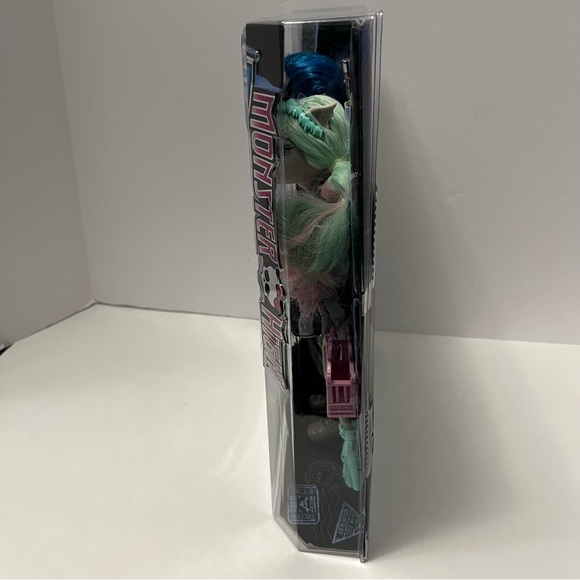 MONSTER HIGH DOLL GARROTT DU ROQUE & ROCHELLE GOYLE LOVE IN SCARIS NRFB - Picture 5 of 11